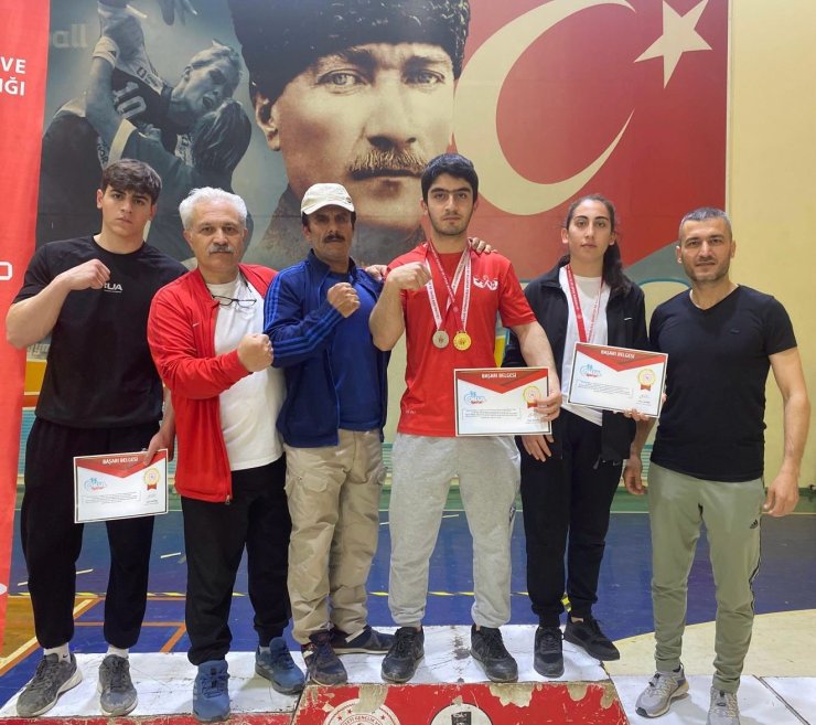 Bilek güreşinde Elazığ rüzgarı