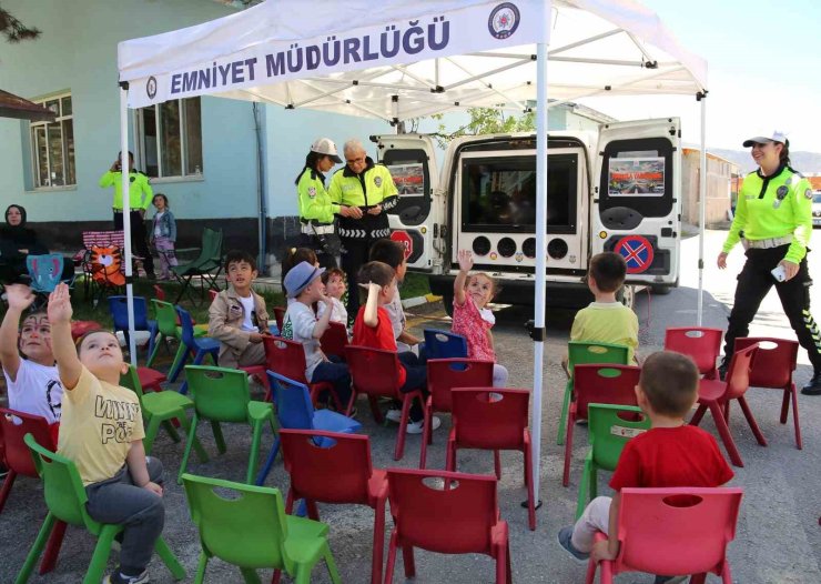 Polislerden çocuklara erken 23 Nisan kutlaması