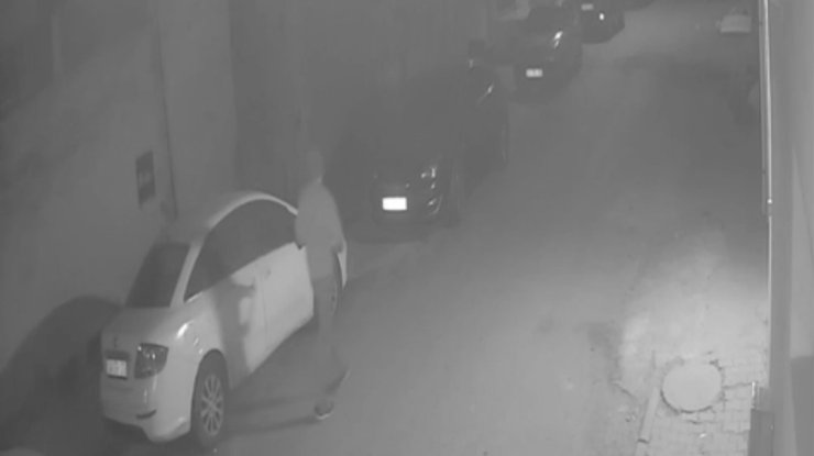 Sultangazi’de tartıştığı sürücünün aracına sopayla saldırdı: O anlar kamerada