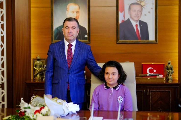 Valinin makam koltuğuna temsili 6. sınıf öğrencisi oturdu