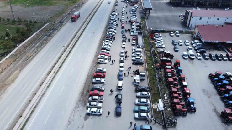 İkinci el oto pazarındaki araçlara bakan çok, alan yok