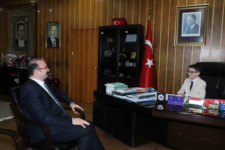 Rektörlük koltuğu 23 Nisan’da minik rektöre emanet