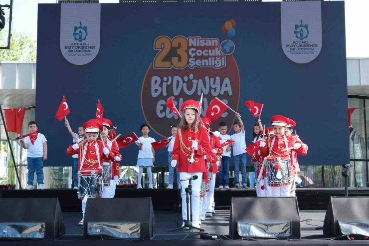 Çocuklardan renkli bando gösterisi