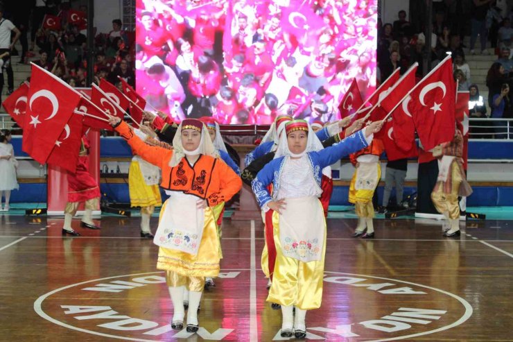 Aydın’da 23 Nisan kutlamalarında miniklerin dans gösterisi büyük beğeni topladı