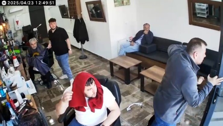 Berberde deprem paniği: Traşı bırakıp kaçtılar