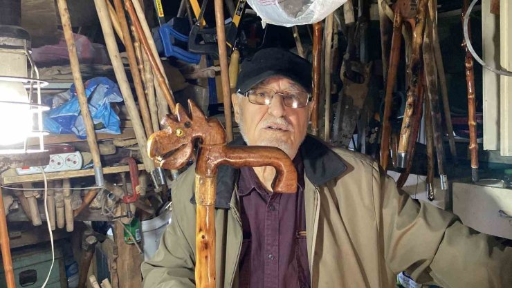 Doğadan topladığı ağaç dallarını bastona dönüştürüyor