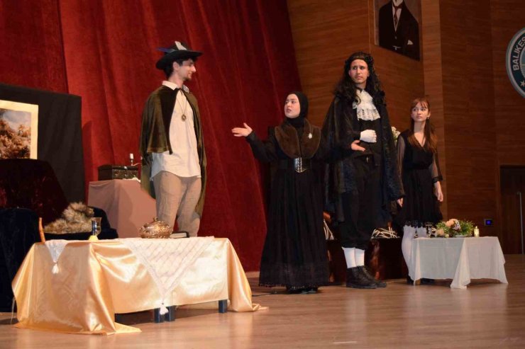 Turizm Fakültesi öğrencilerinden muhteşem tiyatro oyunu