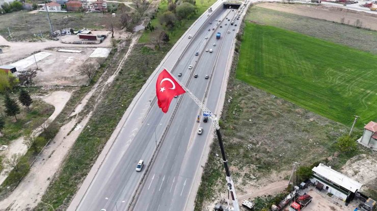 43 metre yüksekliğe dev Türk bayrağı