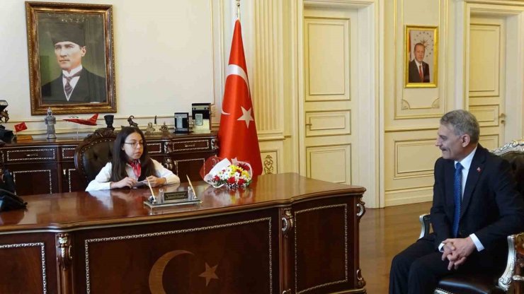 Bir günlüğüne vali olan çocuk kuraklığa dikkat çekti