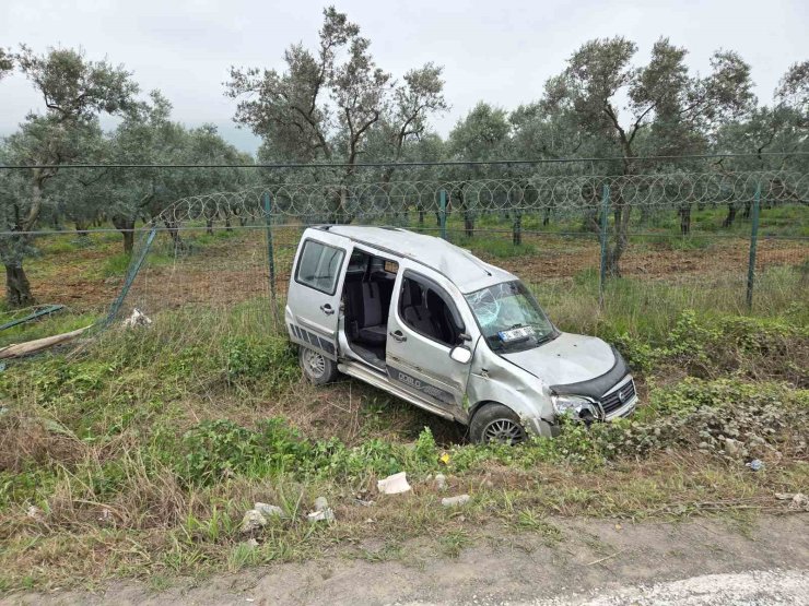 Tarlaya yuvarlanan hafif ticari araçtaki aynı aileden 3 kişi yaralandı