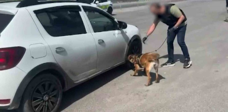Aracın tabanında 1 kilo 706 gram uyuşturucu madde ele geçirildi