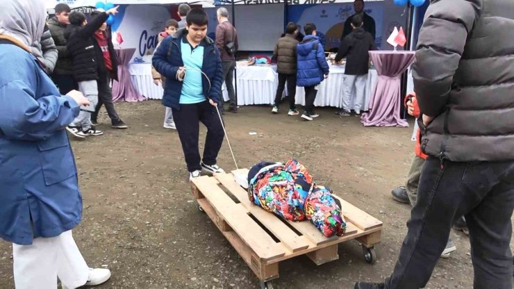 Bedensel engelli öğrenciden bilyalı palette sürüş keyfi