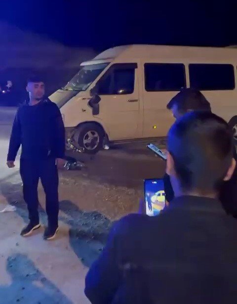 Minibüs ile motosiklet çarpıştı: 1 yaralı