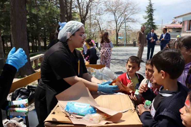 İlk hamburgerlerini liseli ablalarının ellerinden yediler