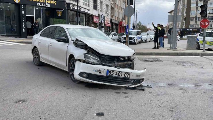 Sivas’ta araçlar çarpıştı, bir kişi yaralandı