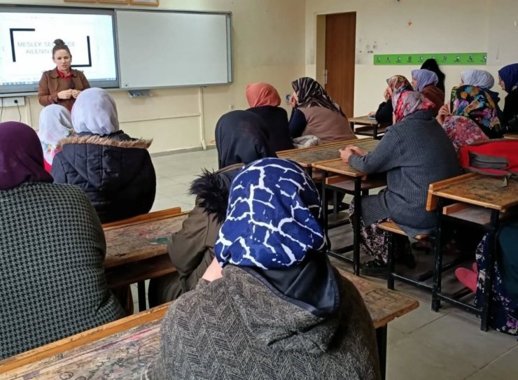 Altıntaş’ta "Meslekleri Tanıyorum" temalı veli bilgilendirme seminerleri