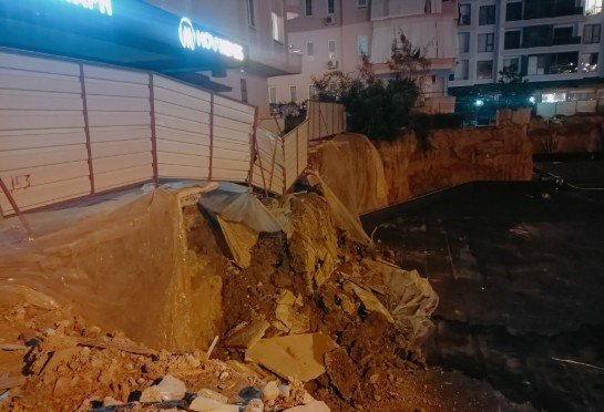 Alanya’da inşaatın koruma duvarı yıkıldı