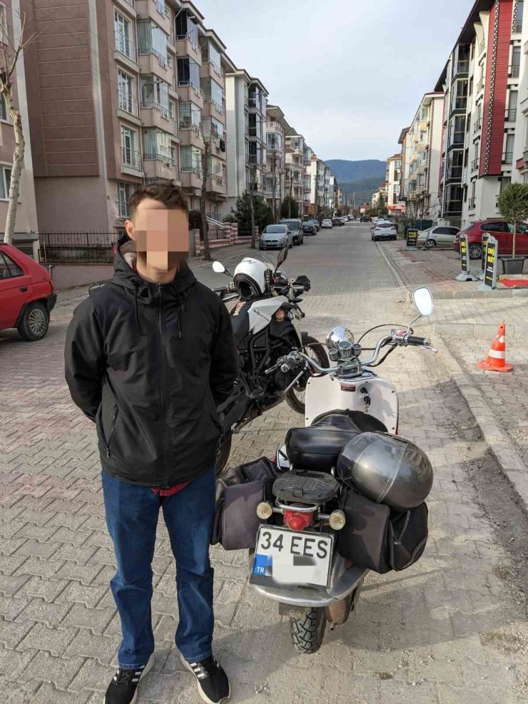 Bolu’da motosiklet plakasını boyayarak değiştiren uyanık sürücü ekiplerin gözünden kaçmadı