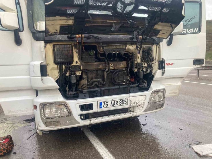Seyir halindeki tırda yangın çıktı