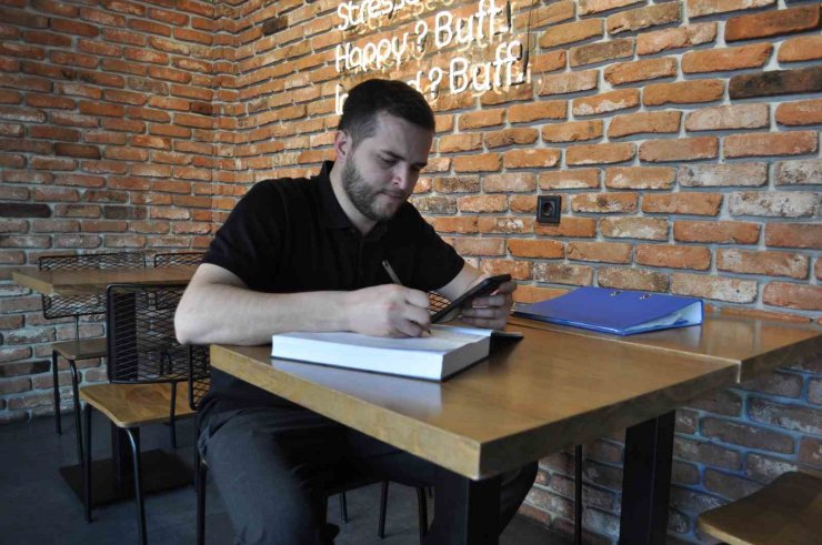 Milyonlarca borcu olan işletme sahibi içerisinde bulunduğu durumu mizaha vurdu