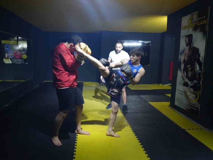 Hamza Eren Göksu, hem wushu hem de muay thaide dünya şampiyonluğu için ter döküyor