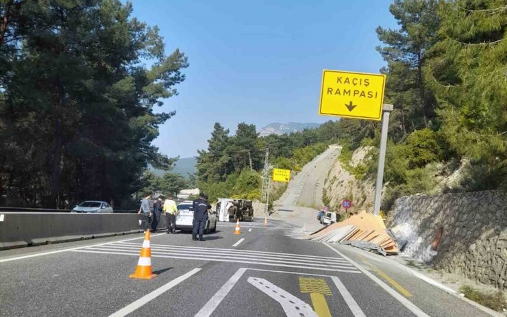 Sakar rampasında freni patlayan kamyon kazasında bir yaralı