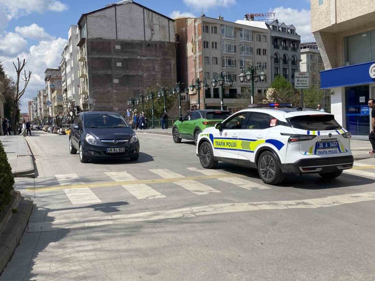 Otomobille ters yöne giren sürücü trafik polisiyle karşı karşıya geldi