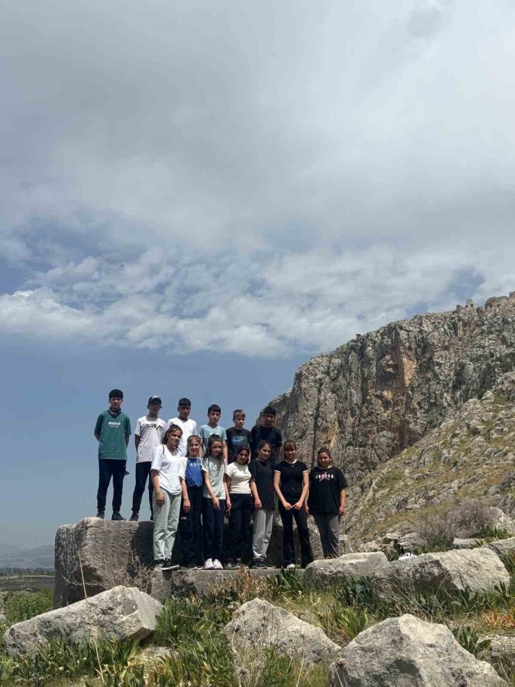 Kozanda çocuklar kent konseyi ile tarihi yerleri öğreniyor