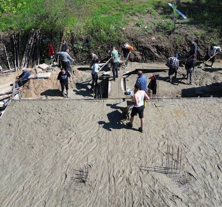 Yangında hasar alıp yıkılan ev imece usulü yapılmaya başlandı