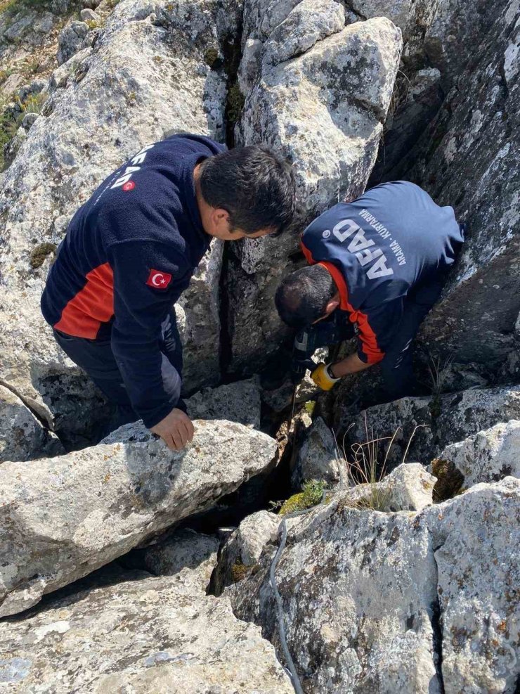 Burdur’da kayalıklar arasında sıkışan keçi kurtarıldı