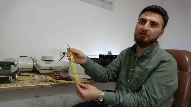 Usta ellerin ürettiği "tespihler" 10 ila 15 bin TL arasında alıcı bulabiliyor