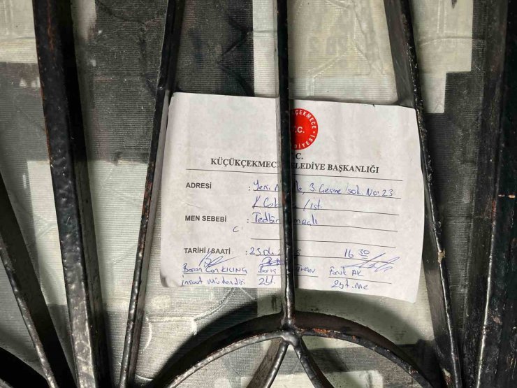 6.2 büyüklüğündeki deprem sonrası "riskli" olduğu değerlendirilen bina tahliye edildi