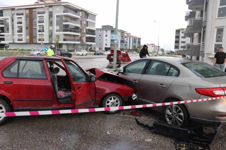 Yağışlı hava ve sürat, kazayı beraberinde getirdi: 1’i ağır 8 yaralı