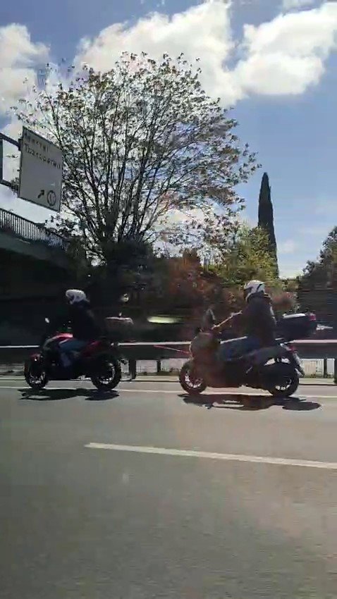 E-5’te tehlikeli yolculuk: Arızalanan motosikleti iple çekti