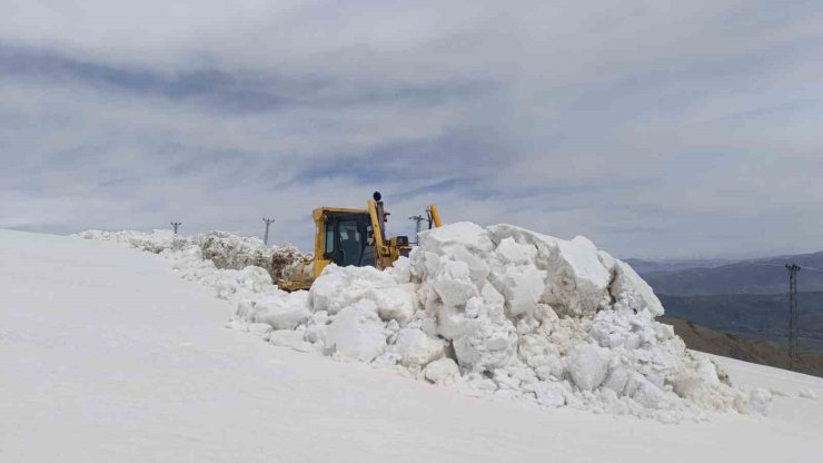 Hakkari’de karla mücadele çalışması sürüyor