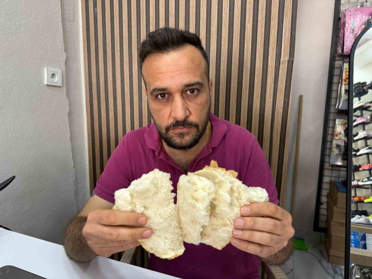 Ekmeğin içinden çıkan çiviyi yutmak üzereyken fark etti