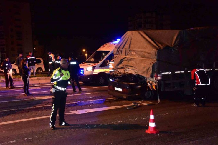 Kayseri’de Fiat Tofaş marka araç tırın altına girdi, kağıt gibi ezildi: 1 ölü