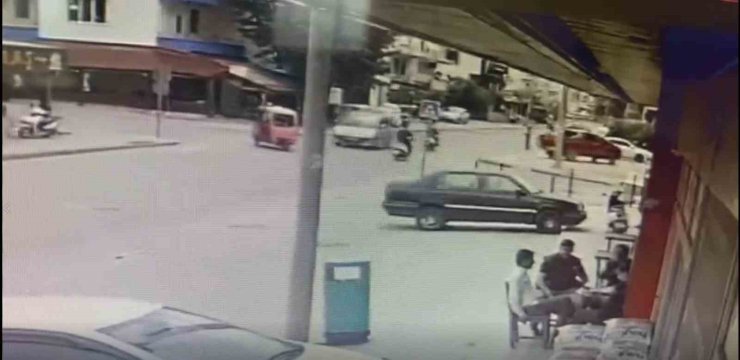 Antalya’da motosiklet ile hafif ticari araç çarpıştı: Kaza anı kamerada