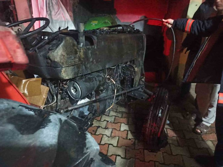 Malatya’da park halinde alev alan traktör kullanılamaz hale geldi