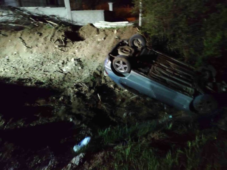 Dere yatağına devirlenen otomobilin sürücüsü yaralandı