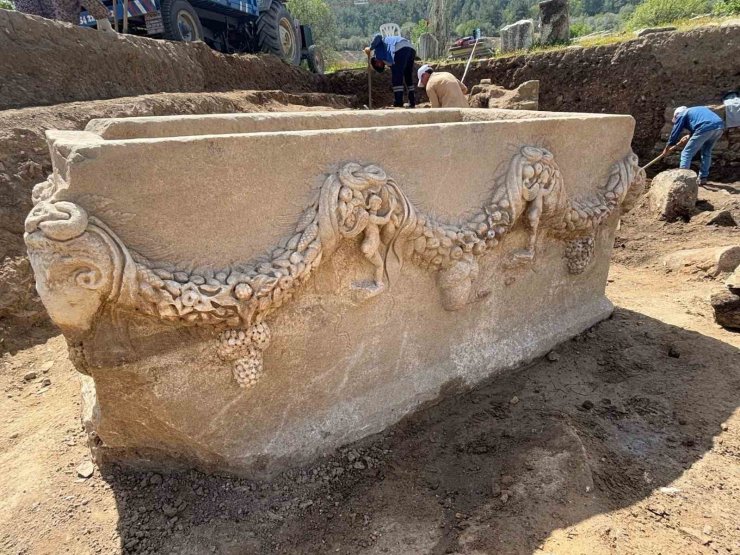 Stratonikeia’da 2000 yıllık girlandlı lahit bulundu