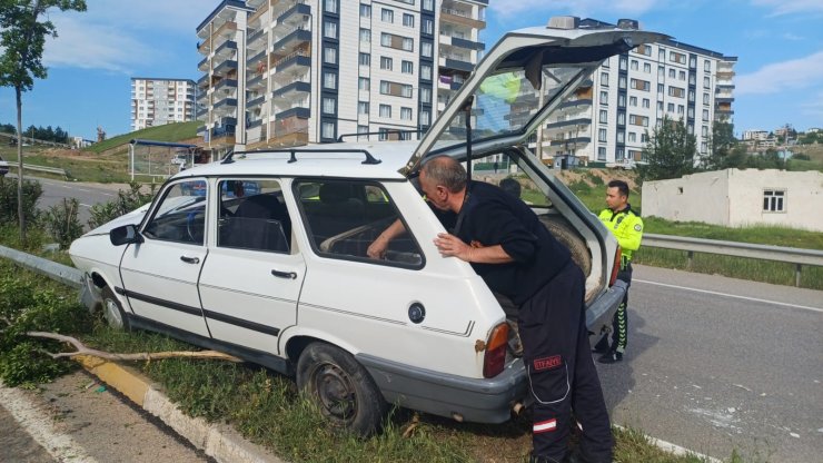 Siirt’te otomobil refüje çarptı: 1 yaralı