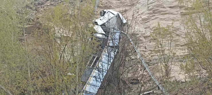 Metrelerce yükseklikten uçuruma düşen tırın sürücüsü kazayı hafif sıyrıklarla atlattı