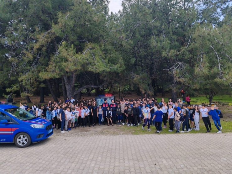Jandarma personeli öğrencileri bilgilendirdi