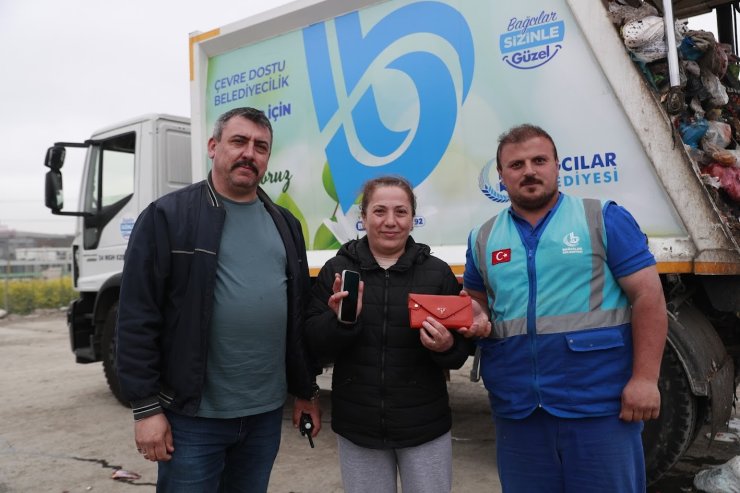 İçinde telefon ve para olan çantasını yanlışlıkla çöpe attı
