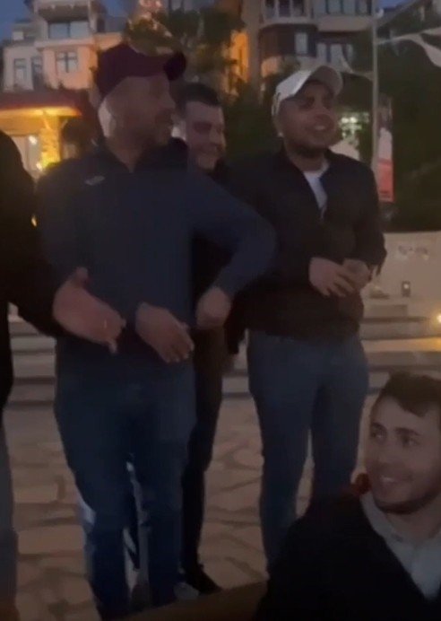 Elazığsporlu taraftarlar Kız Kulesine karşı "Kar mı Yağmış Şu Harput’un Başına" türküsünü söyledi