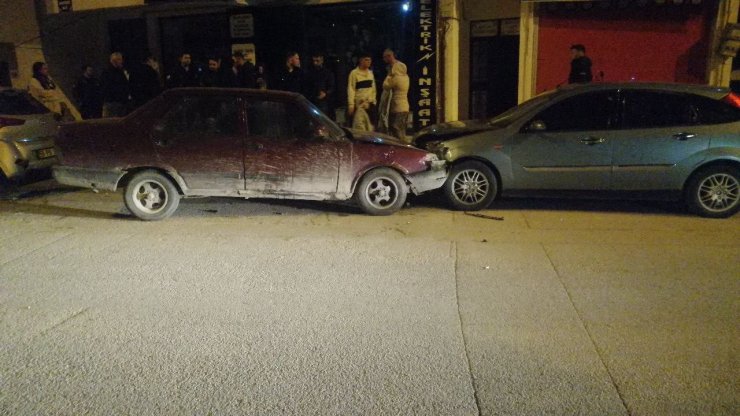 Yalvaç’ta Fiat Tofaş park halindeki 2 araca çarptı