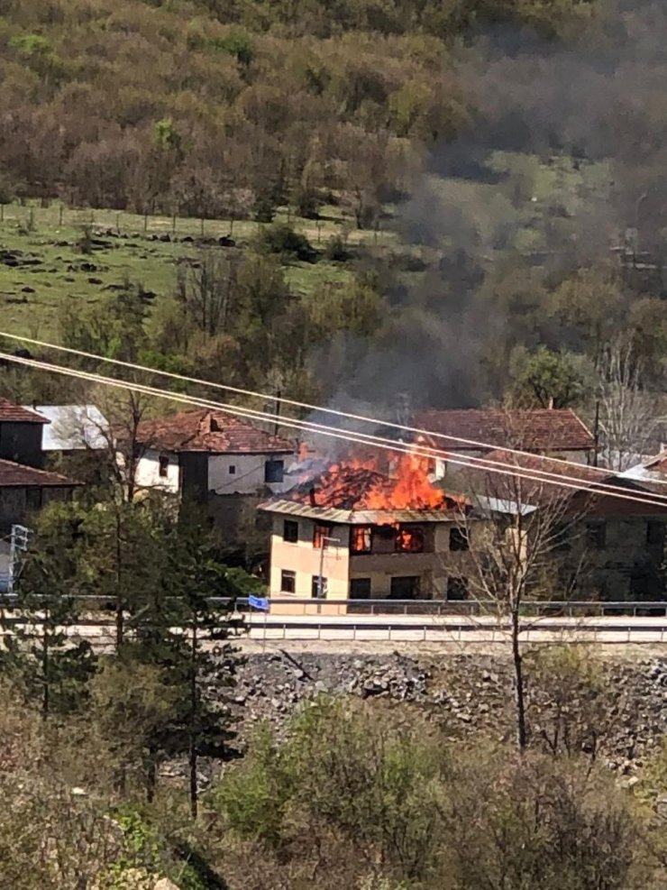 Alevlere teslim olan üç katlı ev kullanılmaz hale geldi