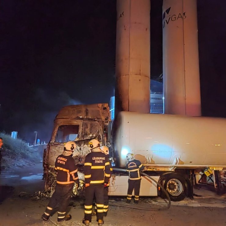 Lüleburgaz’da LPG tankerinde dolum sırasında yangın çıktı