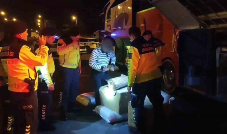 Yolcu otobüsünden torba torba kaçak tütün çıktı: 3 gözaltı